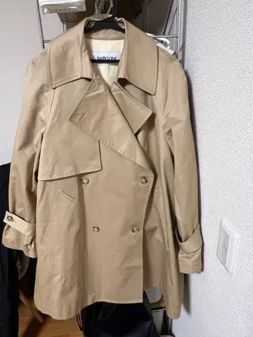 베이지 더블 브레스트 트렌치코트