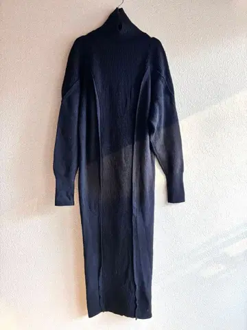 LA PEAU DE GEN 블랙 터틀넥 롱 니트 원피스