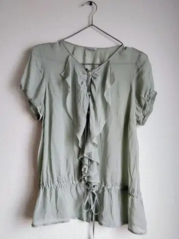 프릴 달린 반팔 그린 블라우스