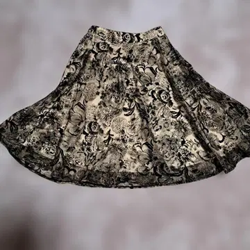 플레어 스커트 블랙과 베이지 꽃무늬 프리 사이즈 포멀