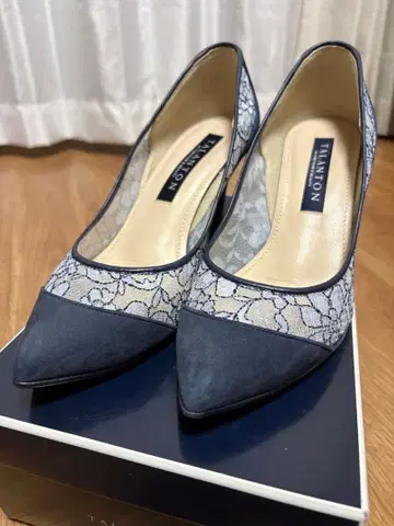 TALANTONbyDIANA 꽃무늬 레이스 펌프스 네이비