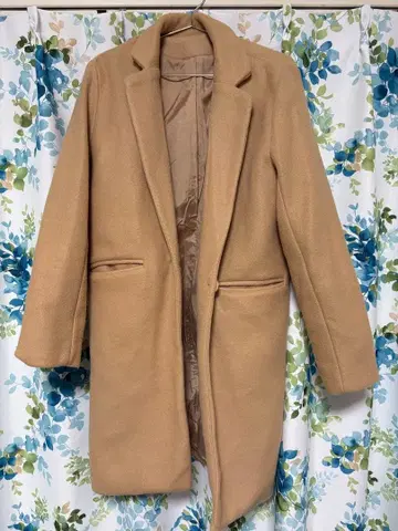 베이지 체스터 코트 앞 포켓 부착