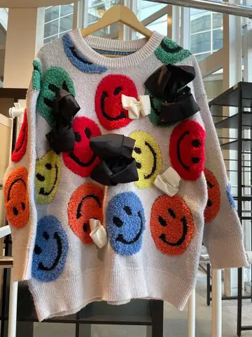 레어! 신디벤디 스마일리 페이스 리본 니트 스웨터