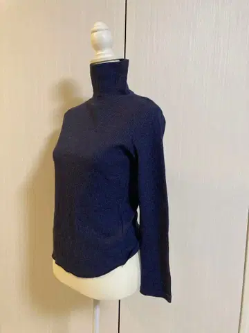 네이비 터틀넥 긴팔 스웨터