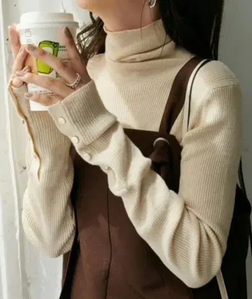 DISCOAT 리브 소매 버튼 터틀 아이보리