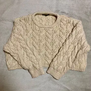 [ 헤더 ] 숏 기장 베이지 긴팔 니트 스웨터 F 케이블 짜임