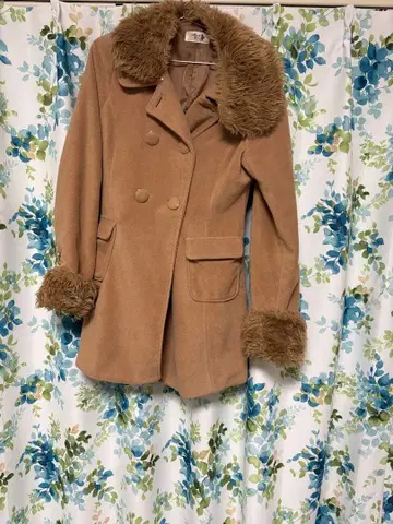 퍼 달린 베이지 더블 브레스트 코트