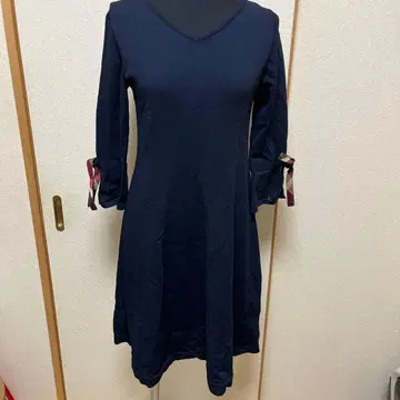블루 라벨 V넥 소매 리본 무릎 기장 원피스