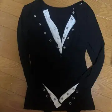 블랙 V넥 스냅 버튼 긴팔 상의