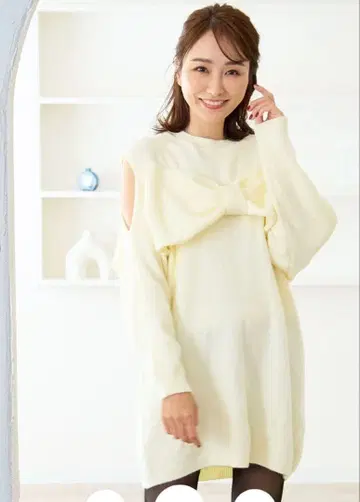 리본 포함 크림색 긴팔 스웨터