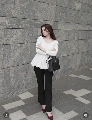 LAUBEBLANC 벌룬 페플럼 니트 탑 화이트