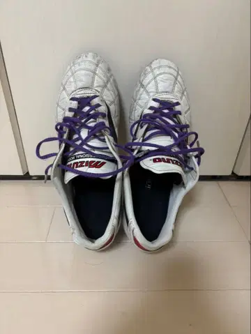 미즈노 축구화 화이트/블랙/퍼플