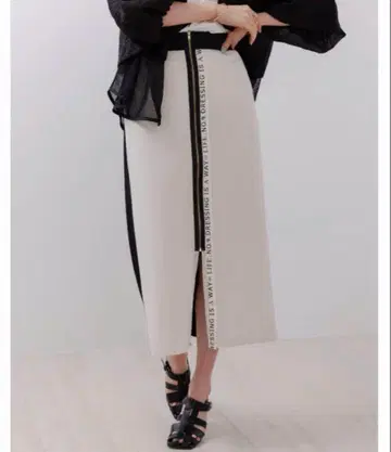 미사용 새상품 택 포함 에이미 로우 로고 테이프 지퍼 본딩 스커트