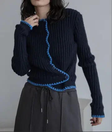 다크 네이비 리브 스웨터