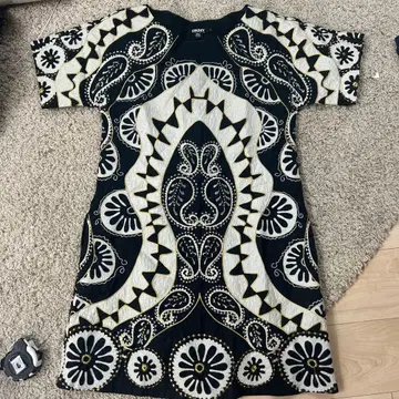 DKNY 자수 반팔 원피스 사이즈 2