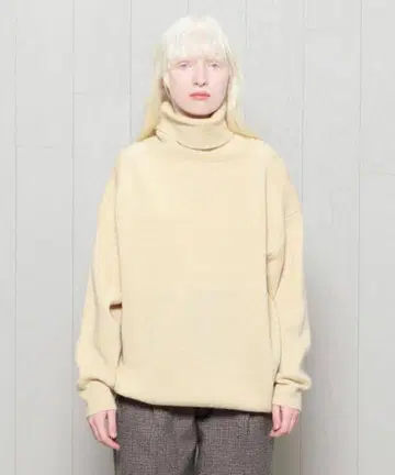 베이지 터틀넥 니트 긴팔