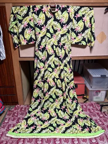 대중 연극 무대 의상 꽃무늬 밑단 끌림