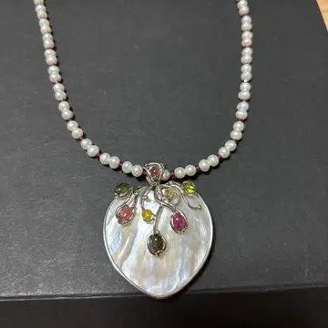 담수 진주와 컬러 스톤의 하트 목걸이