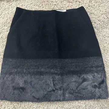 ADORE 블랙 타이트 스커트 퍼 포함