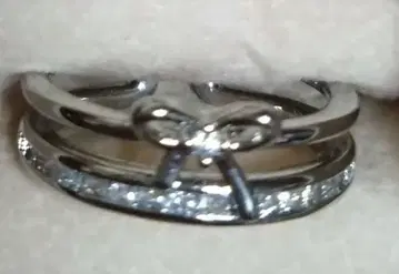 리본 모티브 스톤 반지