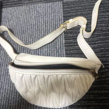 화이트 퀼팅 숄더백
