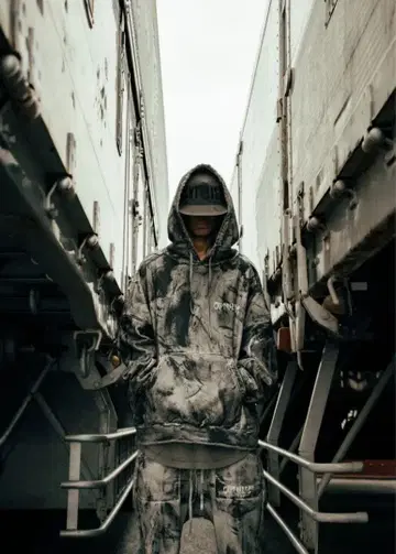 다크 그레이 후드티 후드 부착