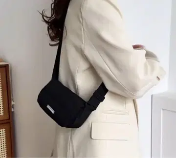 BEYOND THE VINES 블랙 숄더백 미니 쿠션성 있는