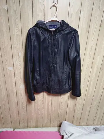 후드 부착 블랙 가죽 자켓