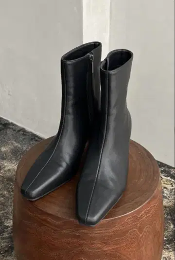 [ CAPRICIEUX LE'MAGE ] 포인티드 로우힐 숏부츠