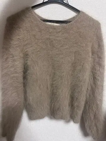 어나더 에디션 베이지 모헤어 긴팔 스웨터