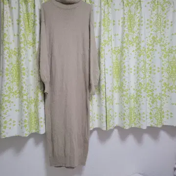 베이지 터틀넥 니트 원피스