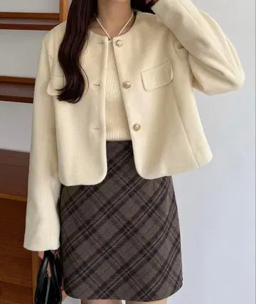울 라이크 골드 버튼 노카라 자켓 아이보리