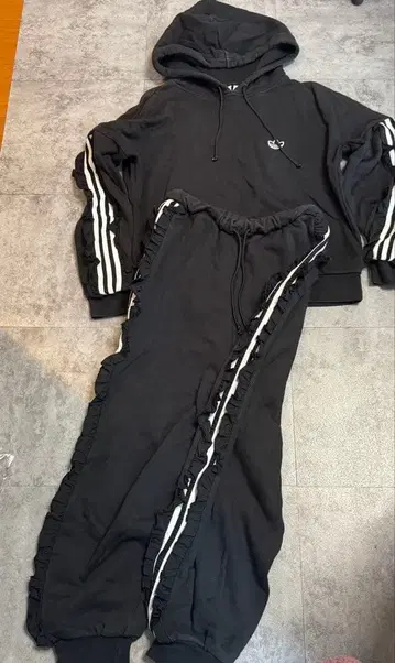 adidas 프릴 맨투맨 상하의 여성용 L 사이즈