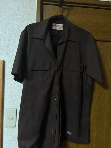 Dickies 브라운 반팔 셔츠 포켓 부착