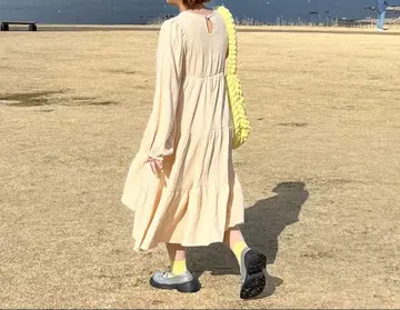 크림색 긴팔 원피스