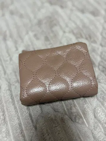 뷰레 카우 가죽 퀼팅 접이식 지갑