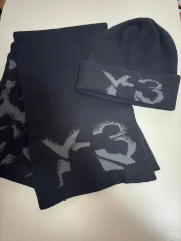 Y-3 머플러와 니트 모자 세트
