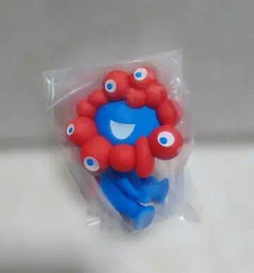 파랑과 빨간색의 캐릭터 캡슐 토이