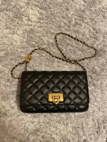 Cressida 퀼트 푸시 락 클러치