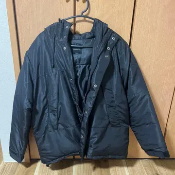 블랙 후드 부착 다운 자켓