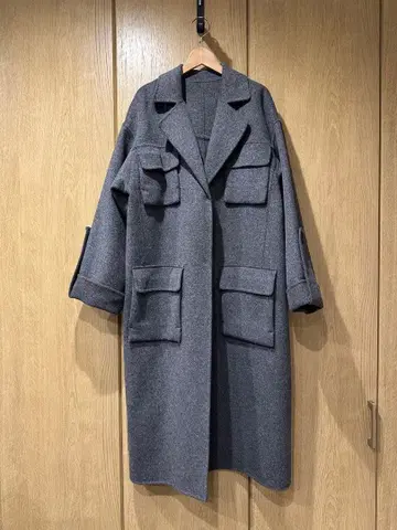 그레이 포켓 부착 롱 코트