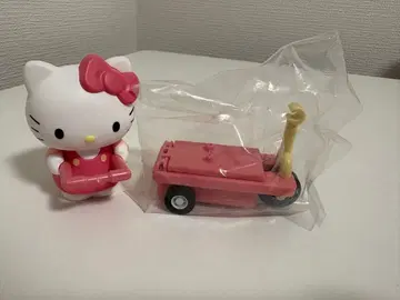 헬로키티 피규어와 킥보드