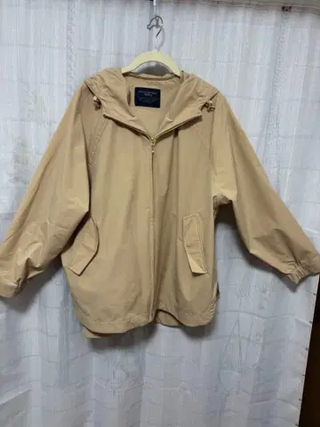 베이지 후드 부착 자켓