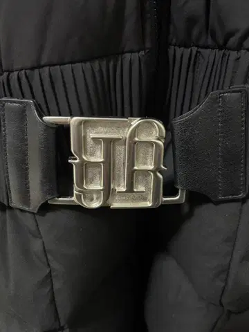 퍼 달린 블랙 다운 자켓