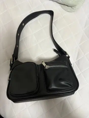 블랙 숄더백 지퍼 포켓 부착