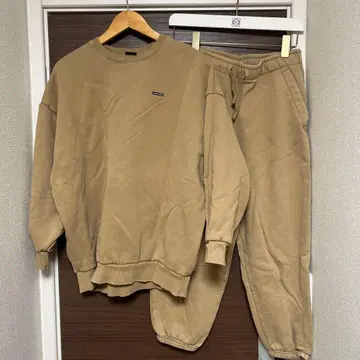 언더아머 베이지 맨투맨 셋업