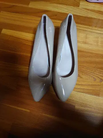 베이지 스틸레토 하이힐