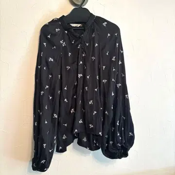 moussy 꽃무늬 블라우스 새틴풍 가을/겨울