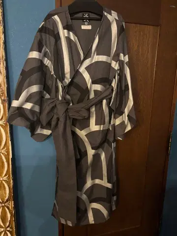 그레이와 화이트 스트라이프 로브