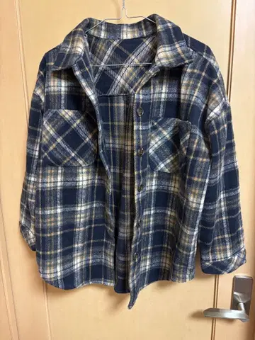 네이비와 베이지 체크 자켓